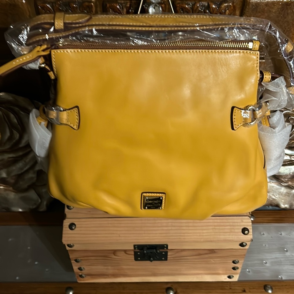 NWT:Dooney & Bourke Smooth Leather Shoulder Bag